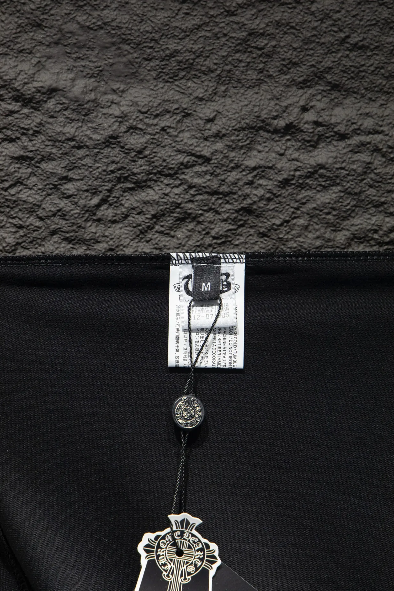 P170 🆕Chrome Hearts os version is really charming and Chrome Hearts is really a must-have. Each season's new version is made to the extreme. It is very practical and can be worn casually. Nice✔️ - ⚠️100% cotton. It is made of 32-count double yarn, 260-gram weight fabric and imported knitted carded cotton. It has moderate thickness, drape and contour, and the upper body is comfortable! ! It is very tolerant to fat body types and can instantly lose five pounds after wearing it!  The front and rear panels are hand-printed on the silk screen platen, and the 3D full-color scan pattern is used as film to ensure that the printing pattern is restored to the highest degree, and the printing has a cracking effect and is reinforced and not easy to fall off. The upper and lower LOGO printing has a strong touch texture. The printing material uses environmentally friendly active water slurry, and the base anti-sublimation liquid. The ready-made garments can withstand washing without stripping. Front panel #Back panel Simple elements# Artistic arrangement of English letters Imported Tajima high-density heavy industry embroidery technology Three-dimensional and full fonts The addition of handmade elements to the body of the garment greatly increases the interest of the garment and creates a unique visual effect. After special fraying effect treatment, a unique distressed effect is formed. An irregular hem is added to the version. This year, Crow Heart is focusing on the version. In the past two years, the oversize version has become the focus of the trend. It has also been a popular staple in the past two years. The change of designers has made this brand an instant hit. The progressive fashion of the times also needs the blood impact of fresh elements and trendy designs in order to continue its glory! It’s stylish both inside and outside, a must-have for high street travel! An absolute "eye-catching style" that can match couples 💏 Color: black and white Size: S M L XL